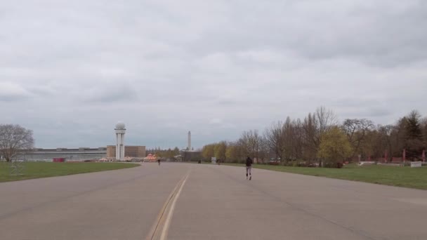 Kobieta biegacz w Tempelhofer Feld w Berlinie, Niemcy — Wideo stockowe