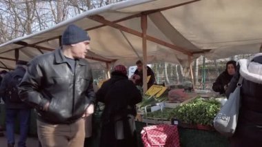 Tüccar ve alıcılar Türk Gıda Market Square, Berlin, Almanya