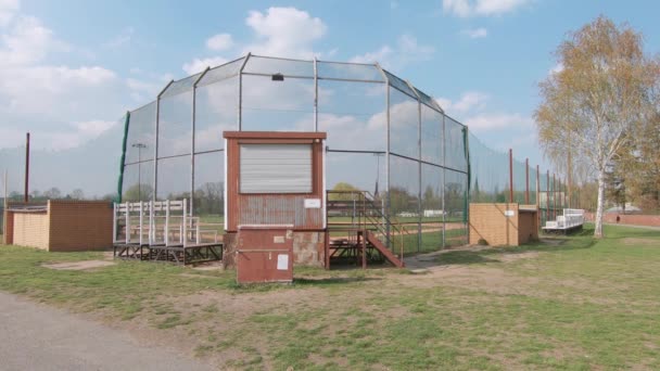 Campo de béisbol en Tempelhofer Feld, hogar de los Bravos de Berlín en Berlín — Vídeos de Stock