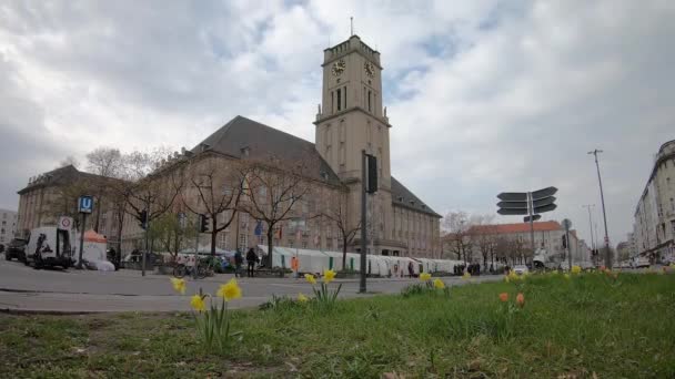タイムラプス:ドイツ、ベルリンのラタウス・シェーンベルク市庁舎での交通と市場 — ストック動画
