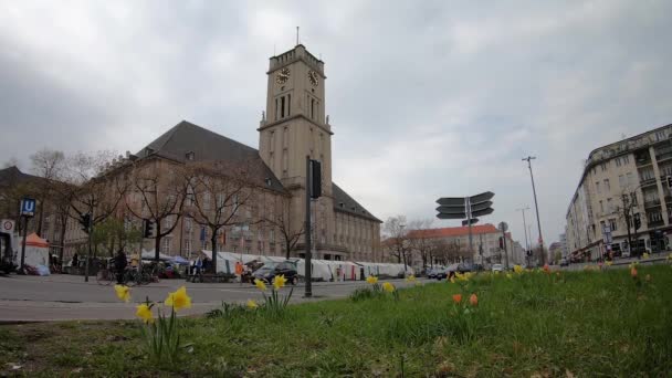 时间推移：德国柏林拉特豪斯·肖内贝格市政厅的交通和市场 — 图库视频影像