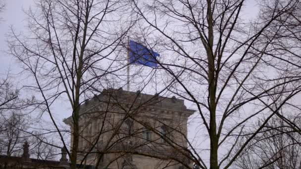 Прапор ЄС розвівся на вітрі в будівлі Рейхстагу в Берліні, Німеччина — стокове відео