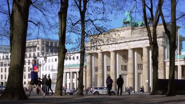 Turistas e tráfego em Brandenburger Tor Em Berlim, Alemanha Na Primavera, Pan Shot — Vídeo de Stock