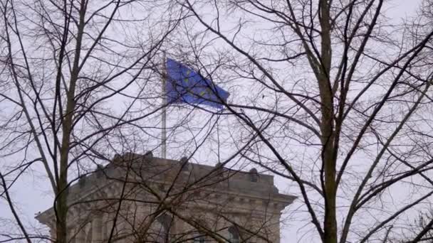 Флаг ЕС развевается на ветру в здании Рейхстага в Берлине, Зум — стоковое видео