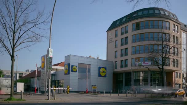 Time lapse : Les gens et la circulation au supermarché Lidl Discount à Berlin, Allemagne — Video