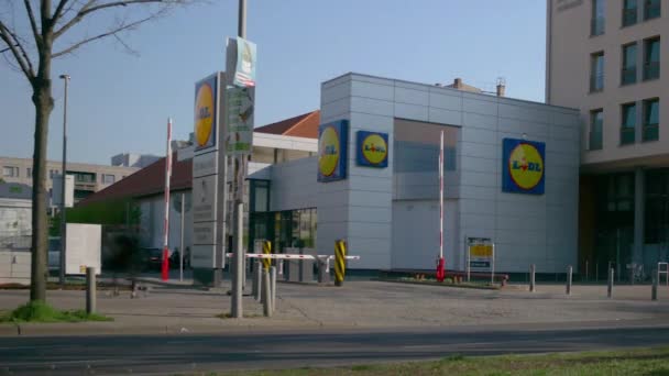 Time Lapse: Las personas y el tráfico en el supermercado de descuento Lidl en Berlín, Alemania — Vídeos de Stock