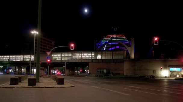 Timelapse: Tráfico en la estación de metro Nollendorfplatz En Berlín, Alemania Por la noche — Vídeos de Stock