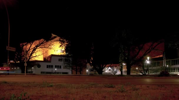 Timelapse: Tráfego na frente da famosa Filarmônica Berliner em Berlim à noite — Vídeo de Stock