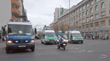 Polis Arabaları Ve Motosiklet Berlin,Almanya'da Barikat Kuruyor