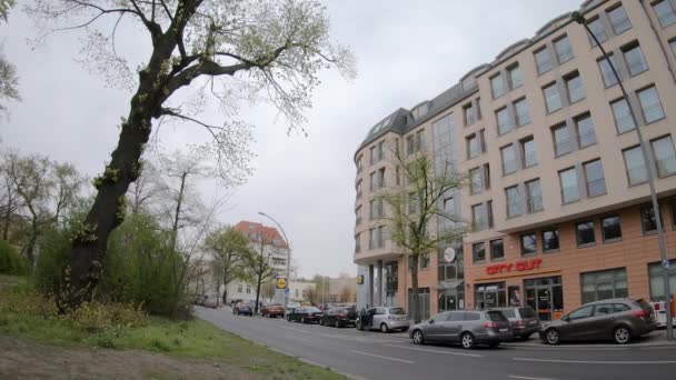 Tidsfördröjning: människor och trafik på Lidl Discount Supermarket i Berlin, Tyskland — Stockvideo