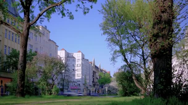 Tid förfaller: trees och trafikerar i Hauptstrasse gata i Berlin, Tyskland — Stockvideo