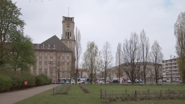 Traffico e mercato al municipio di Rathaus Schoneberg a Berlino, Germania — Video Stock