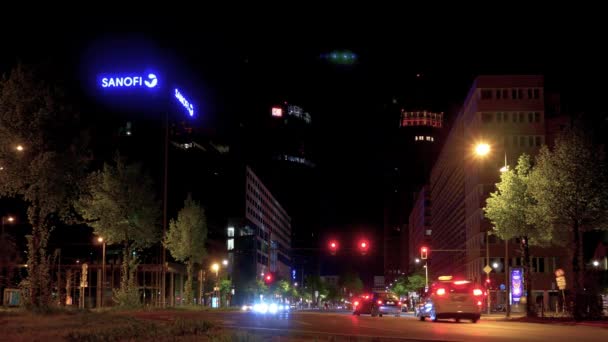 Timelapse: Tráfico cerca de la plaza Potsdamer Platz en Berlín, Alemania por la noche — Vídeos de Stock