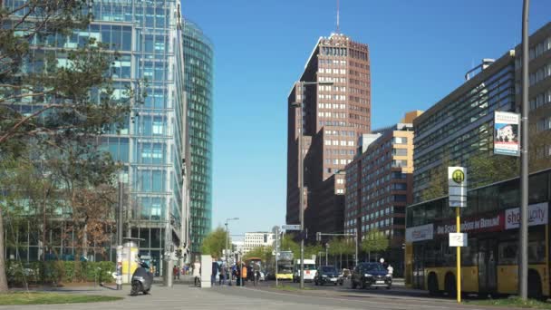 Ruch z żółty autobus Bvg w pobliżu Potsdamer Platz w Berlinie, Niemcy — Wideo stockowe