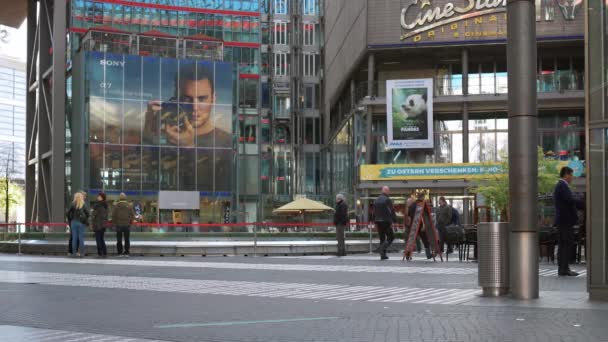 Turistas bajo la cúpula cerca de la plaza Potsdamer Platz en Berlín en primavera — Vídeos de Stock