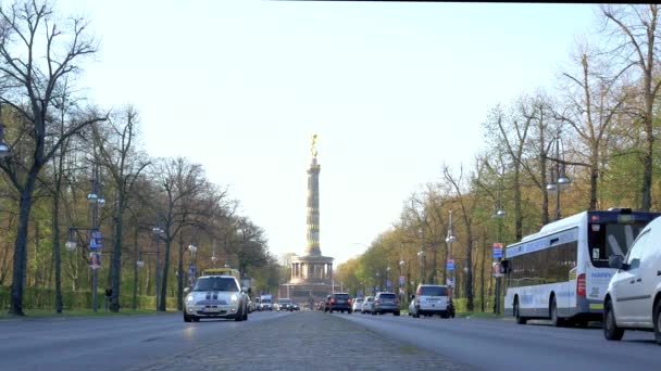 베를린의 승리 기둥에서 교통, 봄에 독일 — 비디오
