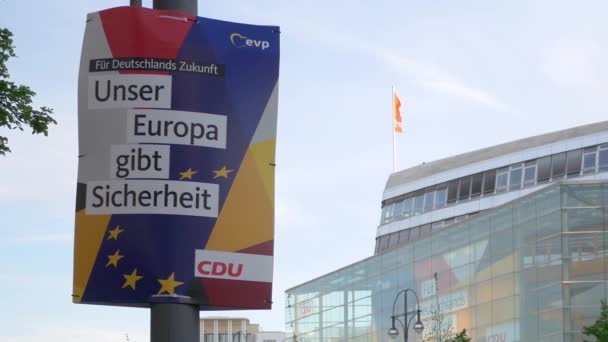 Plakat der CDU zur Europawahl im konrad-adenauer-haus in berlin — Stockvideo