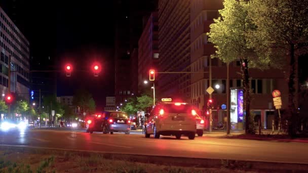 Timelapse: Tráfico cerca de la plaza Potsdamer Platz en Berlín, Alemania por la noche — Vídeos de Stock