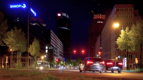 Ruch uliczna w pobliżu placu Poczdamskiego w Berlinie, Niemcy nocą — Wideo stockowe