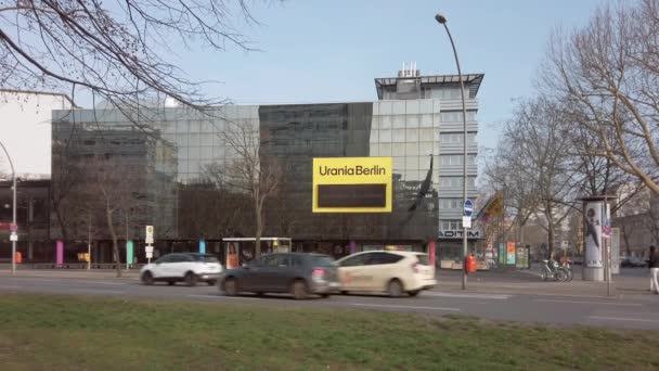 Verkeer in de voorkant van Urania, locatie voor wetenschappelijke lezingen in Berlijn, Duitsland — Stockvideo