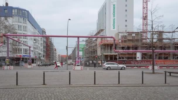 Mensen en verkeer op Kurfurstenstrasse In Berlijn, Duitsland — Stockvideo