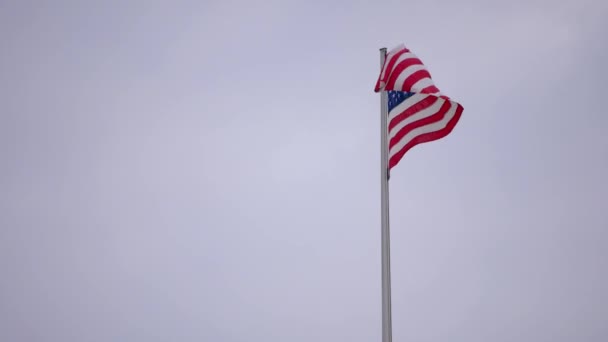 Флаг США на флагштоке развевается при сильном ветре — стоковое видео