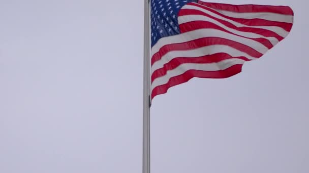 US Flag On Flag Pole Fluttering In Strong Wind — Stock Video