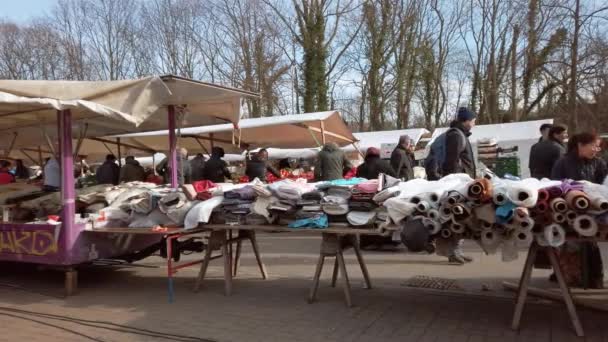 Kupcy i kupcy na tureckim rynku żywności i tkaniny w Berlinie — Wideo stockowe