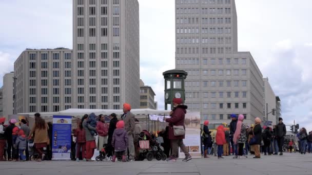 Sikh celebrando o dia de turbante em Potsdamer Platz em Berlim, Alemanha — Vídeo de Stock