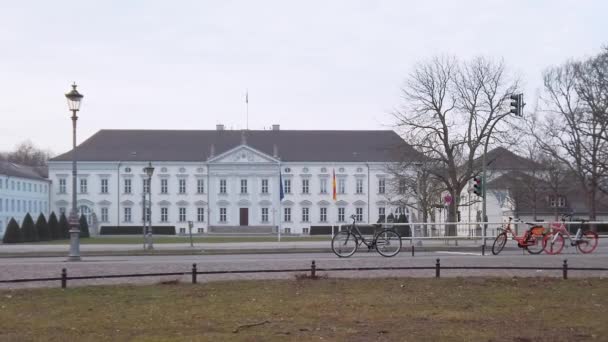Verkeer bij Schloss Bellevue, Bellevue Palace in Berlijn, Duitsland — Stockvideo