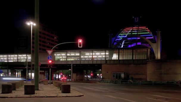 时间推移：德国柏林诺伦多夫广场地铁站夜间交通 — 图库视频影像