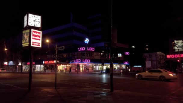 Verkeer bij metro station Kurfurstenstrasse in Berlijn, Duitsland bij nacht — Stockvideo