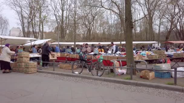 Tüccar ve alıcılar Türk Gıda Market Square, Berlin, Almanya — Stok video