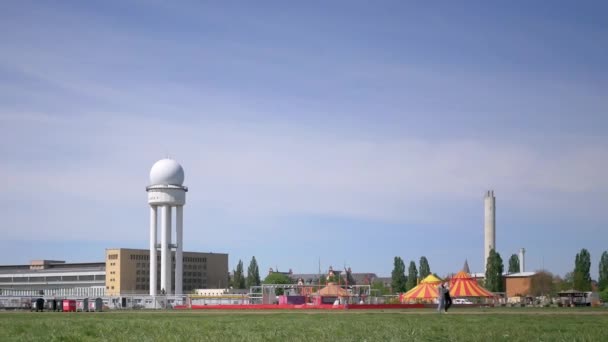 At the radar Tower a korábbi Tempelhof repülőtéren Berlinben — Stock videók