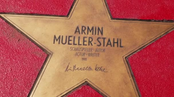 Stjärna av Armin Mueller-Stahl på Boulevard der stjärnor, Walk of Fame i Berlin — Stockvideo