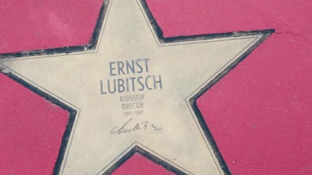 Stjärnan av Ernst Lubitsch på Boulevard der stjärnor, Walk of Fame i Berlin — Stockvideo