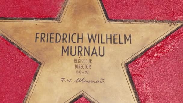 Estrela de Friedrich Wilhelm Murnau no Boulevard der Stars, Passeio da Fama em Berlim — Vídeo de Stock