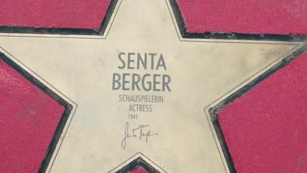Stjärna av Senta Berger på Boulevard der stjärnor, Walk of Fame i Berlin — Stockvideo
