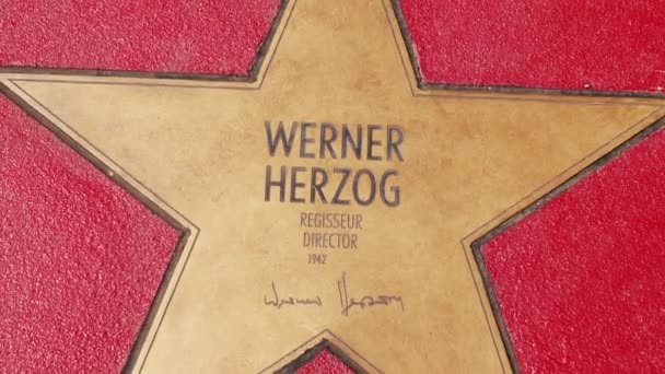 Stjärna av Werner Herzog på Boulevard der stjärnor, Walk of Fame i Berlin — Stockvideo