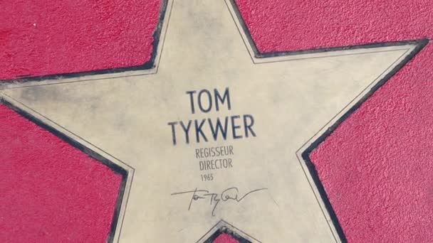 Estrella de Tom Tykwer en Boulevard der Stars, Paseo de la Fama en Berlín — Vídeos de Stock