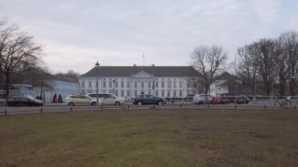 Tráfico en Schloss Bellevue, Palacio de Bellevue en Berlín, Alemania — Vídeo de stock