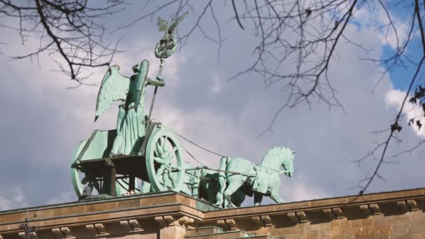 Quadriga Braniborská brána za větví a listí v Berlíně, Německo — Stock video