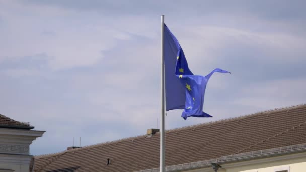 EU Flag Fluttering bij Schloss Bellevue, Bellevue Palace in Berlijn, Duitsland — Stockvideo