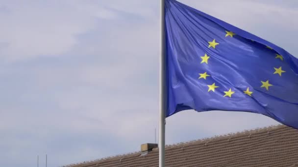 EU-vlag Fluttering bij Schloss Bellevue, Bellevue Palace in Berlijn, Duitsland. Uitzoomen — Stockvideo