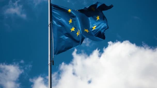 Bandera de la UE ondeando contra un cielo azul nublado — Vídeos de Stock