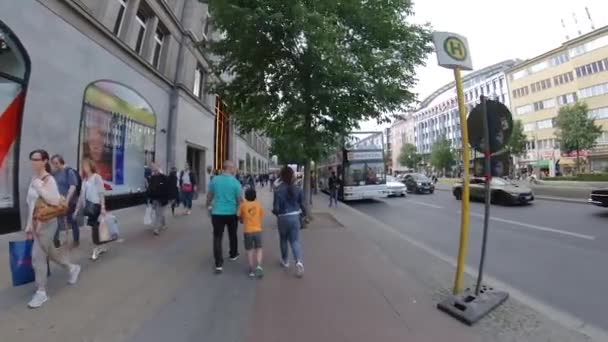 Berlin'deki Kadewe Mağazası'nda Ünlü Kudamm Bulvarı'nda yürüyün, Almanya — Stok video