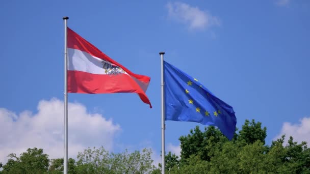 Avusturya ve AB bayrağı mavi bulutlu gökyüzüne karşı fluttering — Stok video