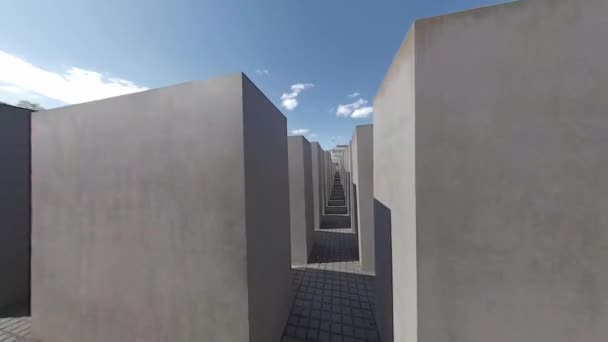 Spaziergang am Denkmal für die ermordeten Juden Europas in Berlin, Deutschland — Stockvideo