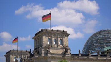 Almanya Bayrakları ve Berlin'deki Reichstag Binası'nın Kubbesi