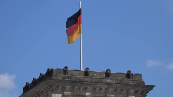Bandera de Alemania ondeando sobre el edificio del Reichstag en Berlín, Zoom Out — Vídeo de stock